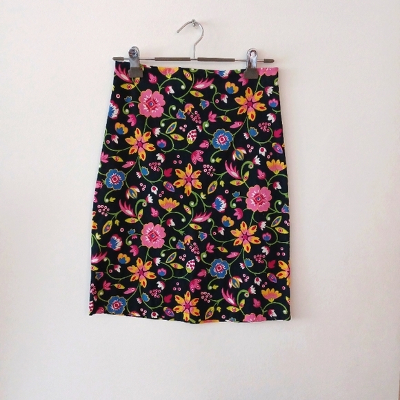 DNC Dresses & Skirts - ⚡️SALE⚡️Vintage Floral Pencil Skirt
